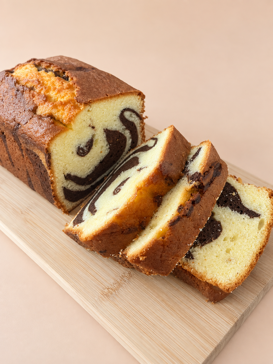 Cake marbré vanille et chocolat vu de côté, Pâtisserie Megateaux