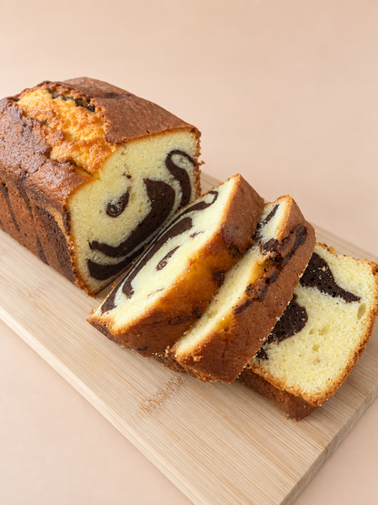 Cake marbré vanille et chocolat vu de côté, Pâtisserie Megateaux