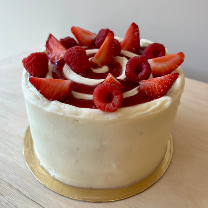 Gâteau vanille, fraises et framboises