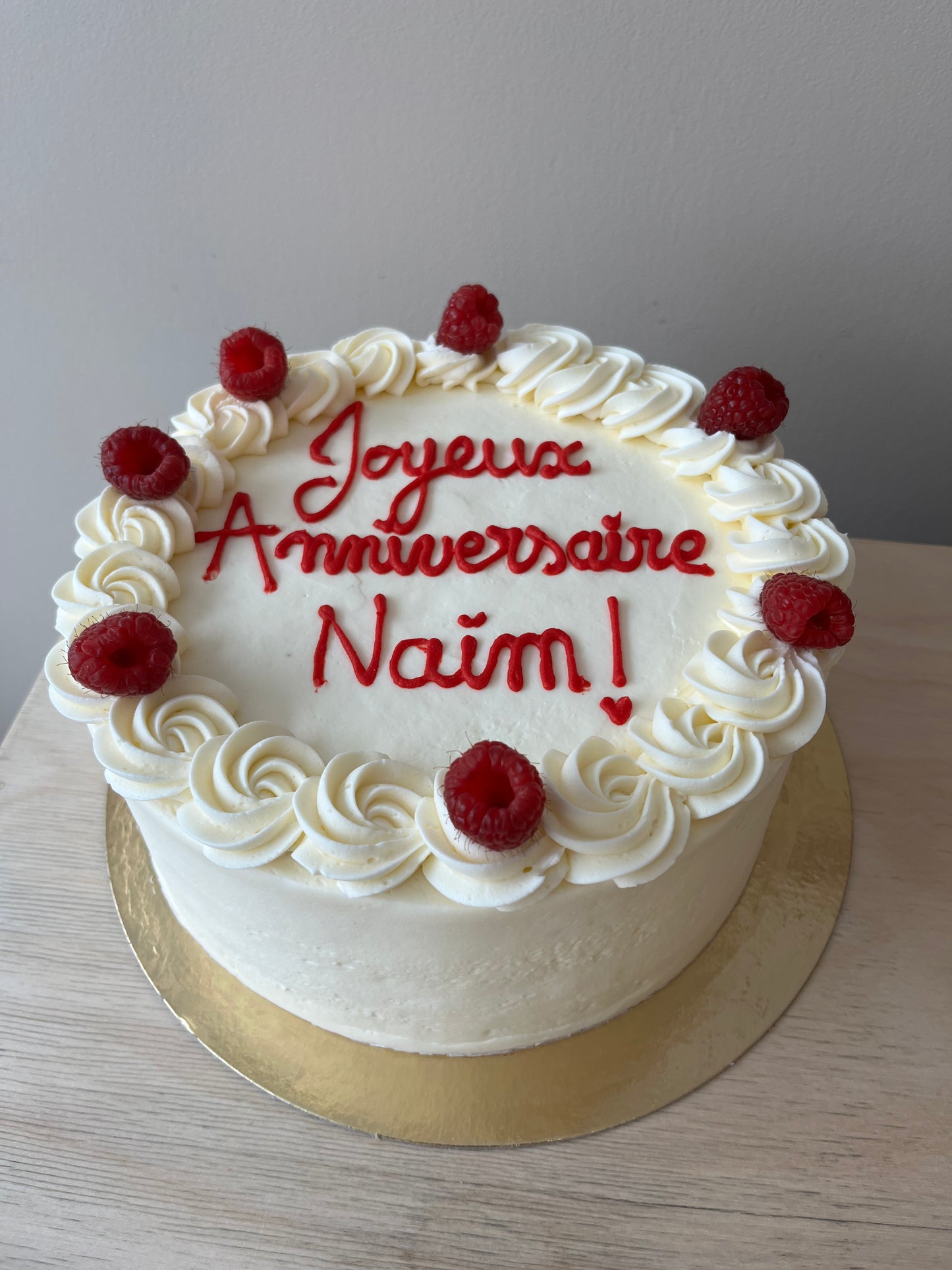 Gâteau vanille, fraises et framboises
